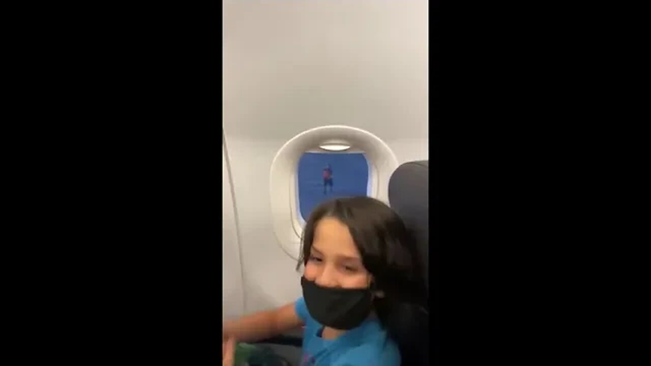 Airport employee plays "rock paper scissors" with kid on plane