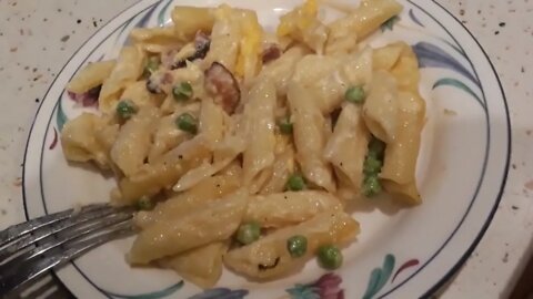 Bacon & peas mac & cheese | @Chronic.Eats on IG 😋🥓🧀 #shorts #bacon #peas #penne #pasta #cheese