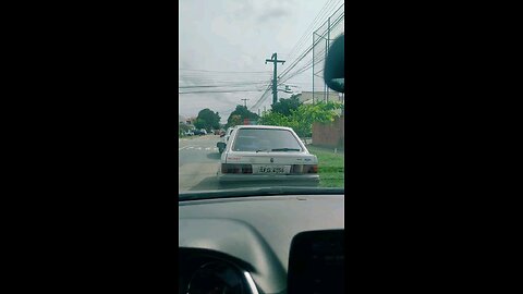 estacionar perto do meio fio indo pra trás