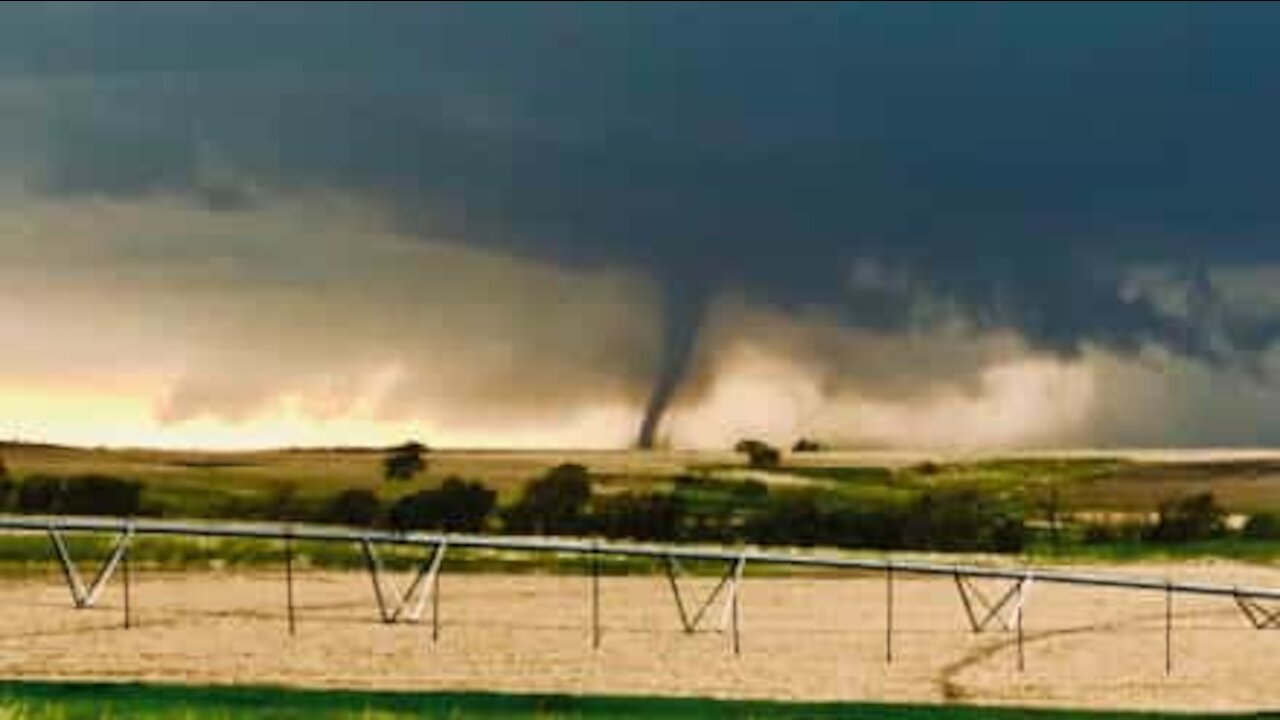 Un chasseur de tornade en filme une incroyable dans le Nebraska