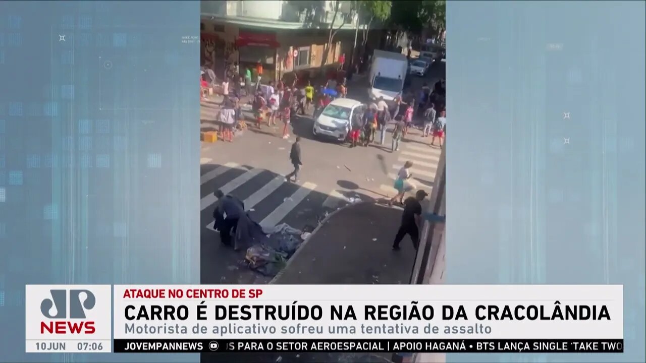 Carro é destruído por usuários de drogas na Cracolândia
