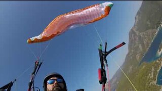 Pânico no ar: Parapente perde o controle e cai no mar