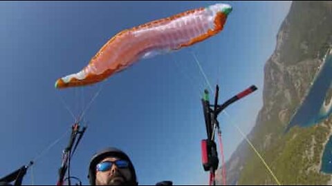 Pânico no ar: Parapente perde o controle e cai no mar