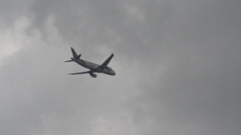 Boeing 737-800 PR-VBG vindo de Fortaleza e Airbus A320 PR-MYI decola para Fortaleza