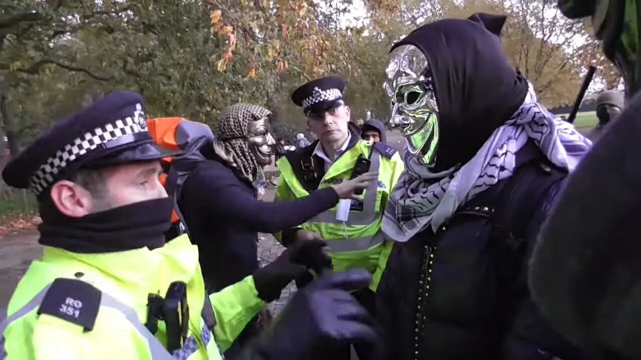 POLICE QUESTION THE MASKED MAN #speakerscorner