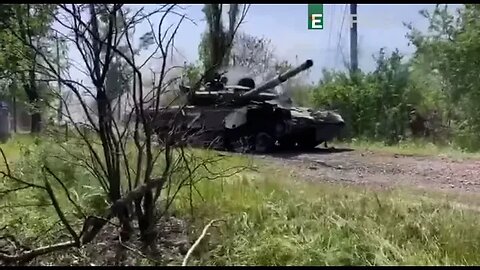 Russian tanks and troops come under attack in Ukraine 🇺🇦