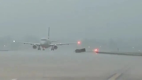 Video captures lighting strike hitting an American Eagle Embraer-175 at Little Rock Airport...