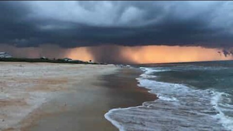 Tempestade impressionante cobre praia na Flórida