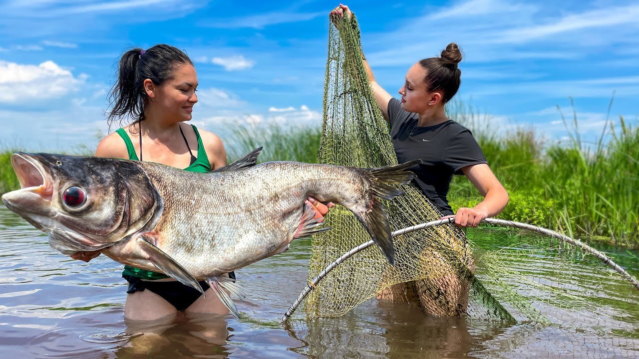 What a tremendous catch! Large Silver Carp Baked Under a Thick Layer of Clay