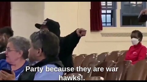 USA, Die Demokratin Alexandria Ocasio Cortez wird von Studenten als Kriegstreiberin angeklagt