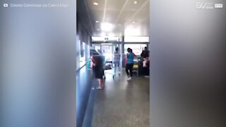 Senhora irritada tosse na cara de funcionário do supermercado