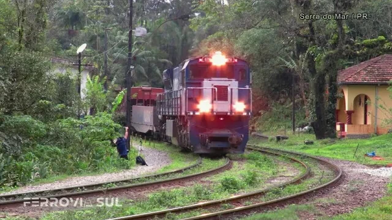 Locomotivas GE ES43BBI operando na serra do mar paranaense