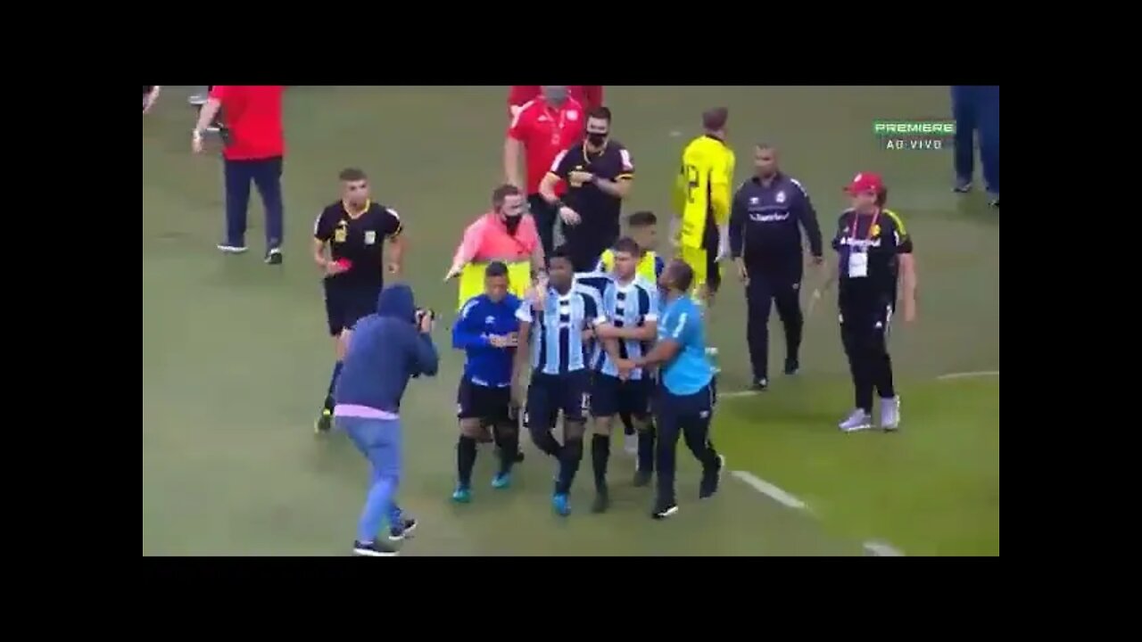 Jogadores do Inter erguem caixões do Grêmio e Gre-Nal termina com brigas e expulsões.