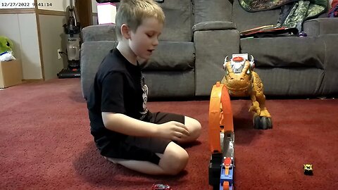 Hot Wheels VS Dinosaur !