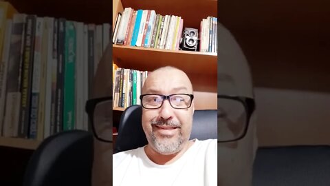 DEMOCRACIA É DEIXAR O COLEGUINHA VOTAR EM QUEM ELE QUISER