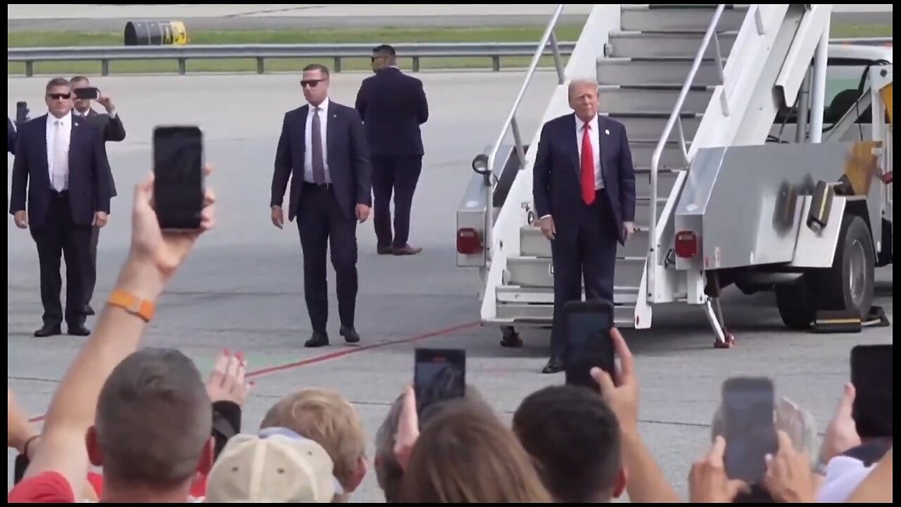 Trump Arrives in Atlanta For The Debate To Huge Applause