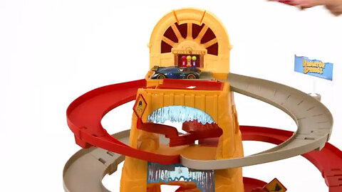 Jouet Disney et Pixar Cars Track Set, radiateur Springs Mountain Race Playset avec 2 petites