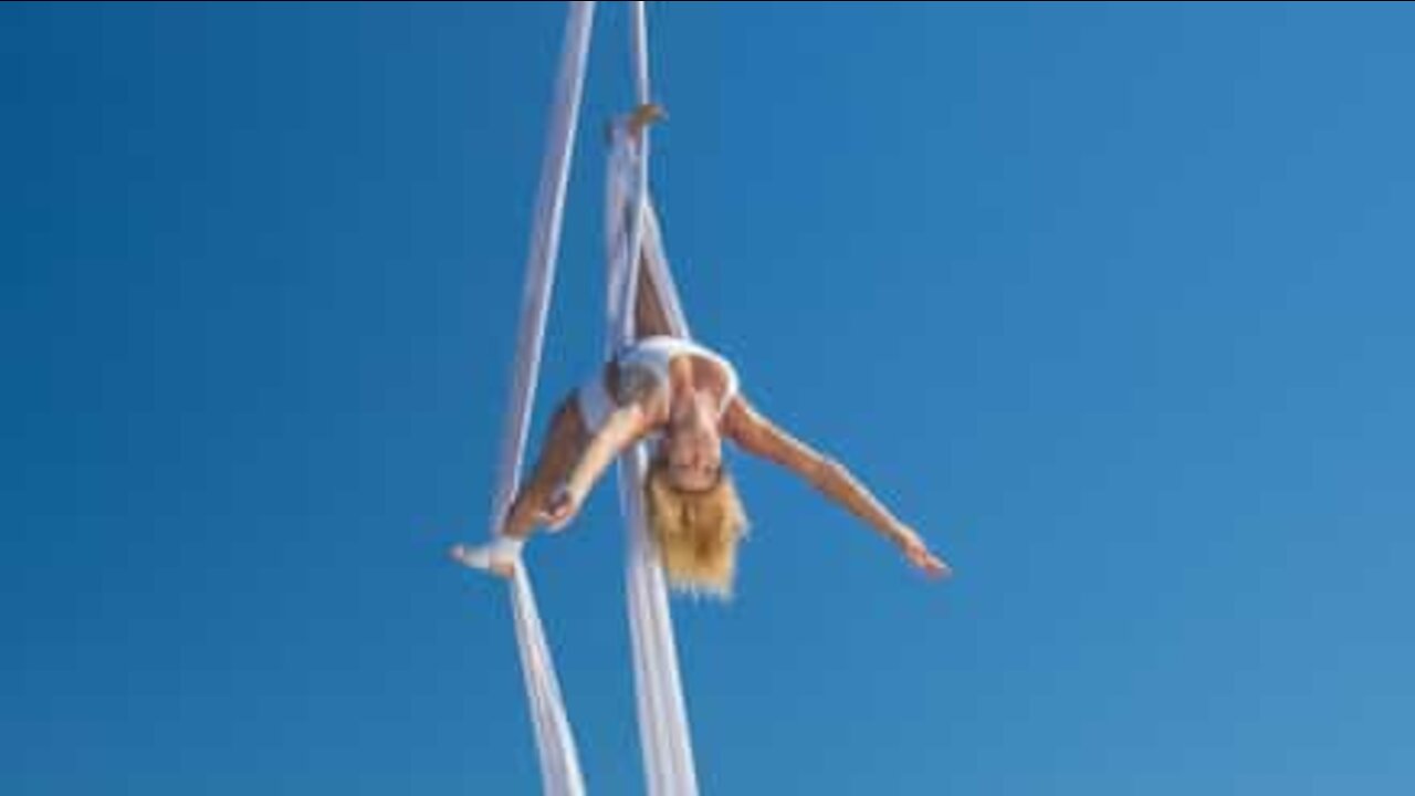 Une acrobate se sert de papier toilette pour son numéro