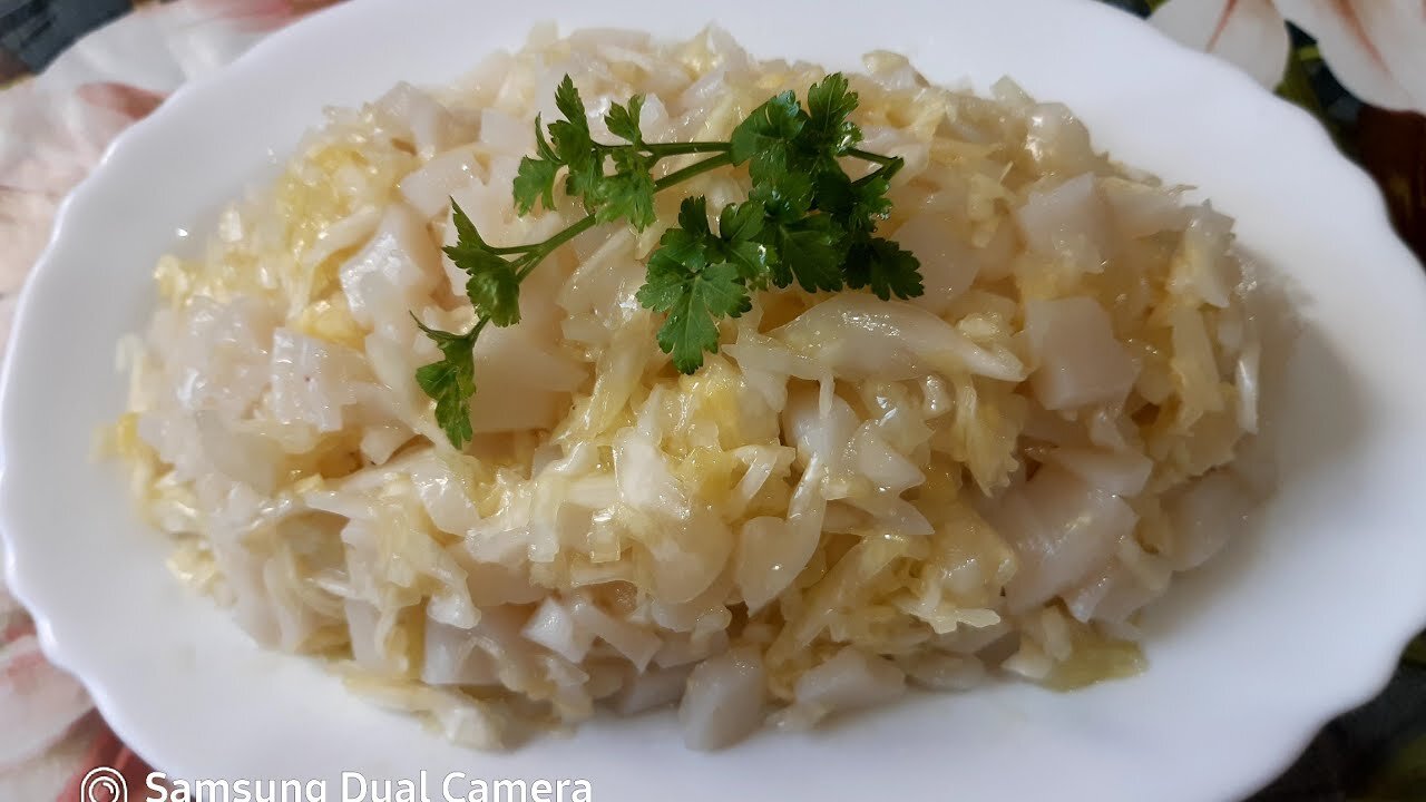 How to make a delicious salad of cabbage and squid.