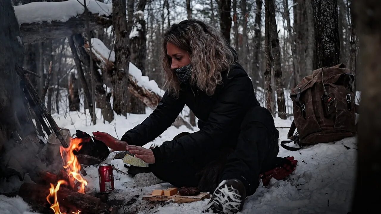 WINTER BUSHCRAFT Shelter ONLY NATURAL MATERIALS at THE ROCK | Cooking STEAK on COALS, Part 1