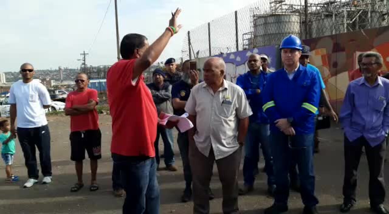 WATCH: Irate residents won’t allow Durban chemical plant to reopen following leak (dMp)