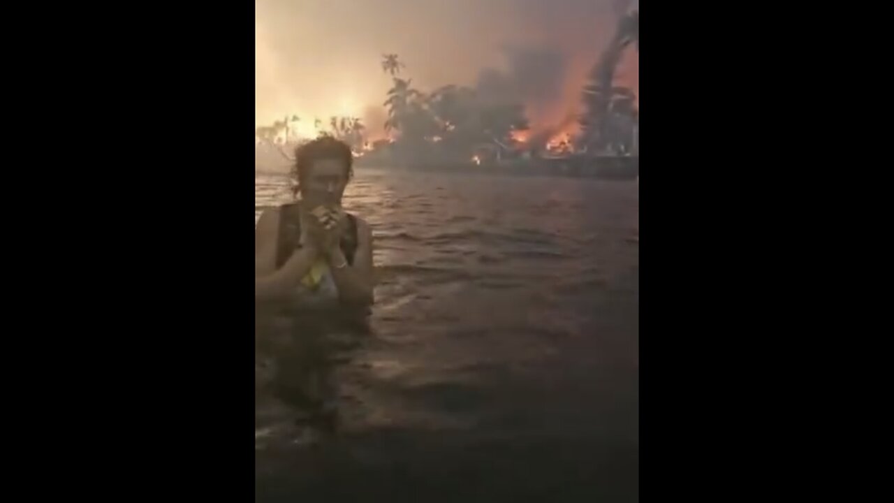 WATCH AS LAHAINA RESIDENTS🔥🏝️🛟🏊‍♀️🏡🔥ESCAPED HORRIFIC WILDFIRES IN MAUI🔥🏘️🌲🔥💫