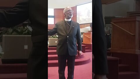 Pastor Reverend Border prays for my mom daring her funeral