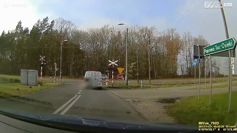 Non rispetta il segnale stradale, travolto da un treno