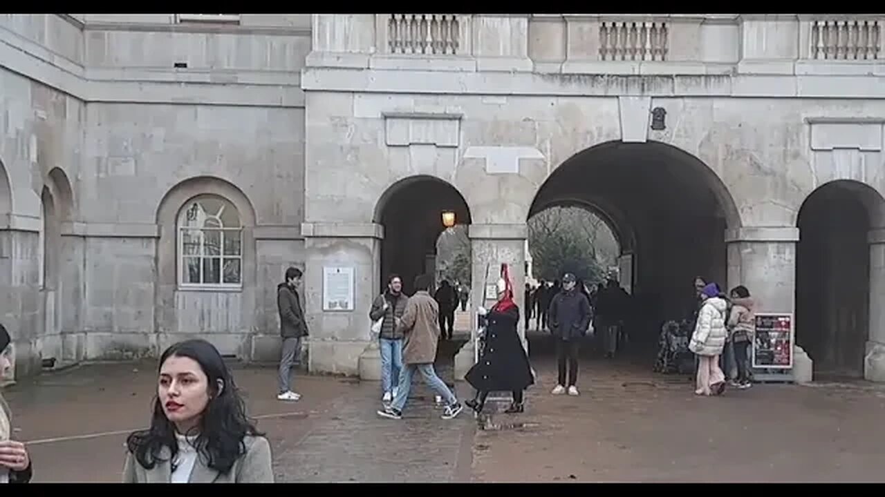 Photographer told to make way #thekingsguard