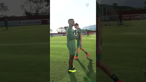 FÍSICO E TÉCNICO: ELENCO DO FLUMINENSE TRABALHA FUNDAMENTOS COM BOLA