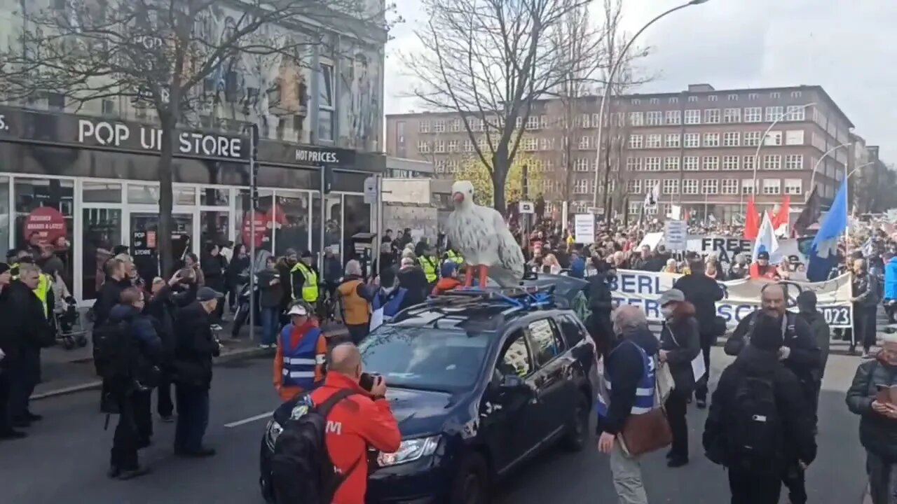 Milhares de pessoas na Alemanha vão às ruas protestar contra o envio de armamento a Kiev