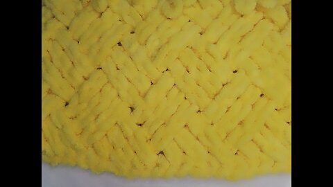 Crochet a newstitch with puffy thread to make a blanket or scarf