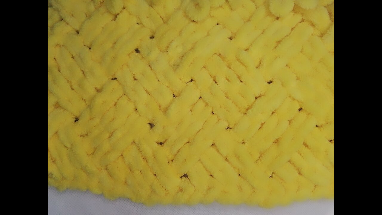 Crochet a newstitch with puffy thread to make a blanket or scarf