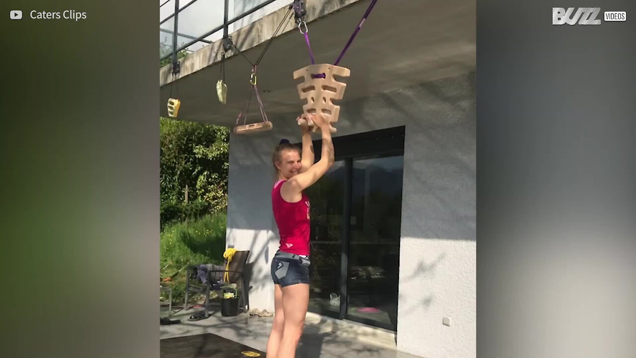 Confinée, elle s'entraîne à grimper sur son balcon