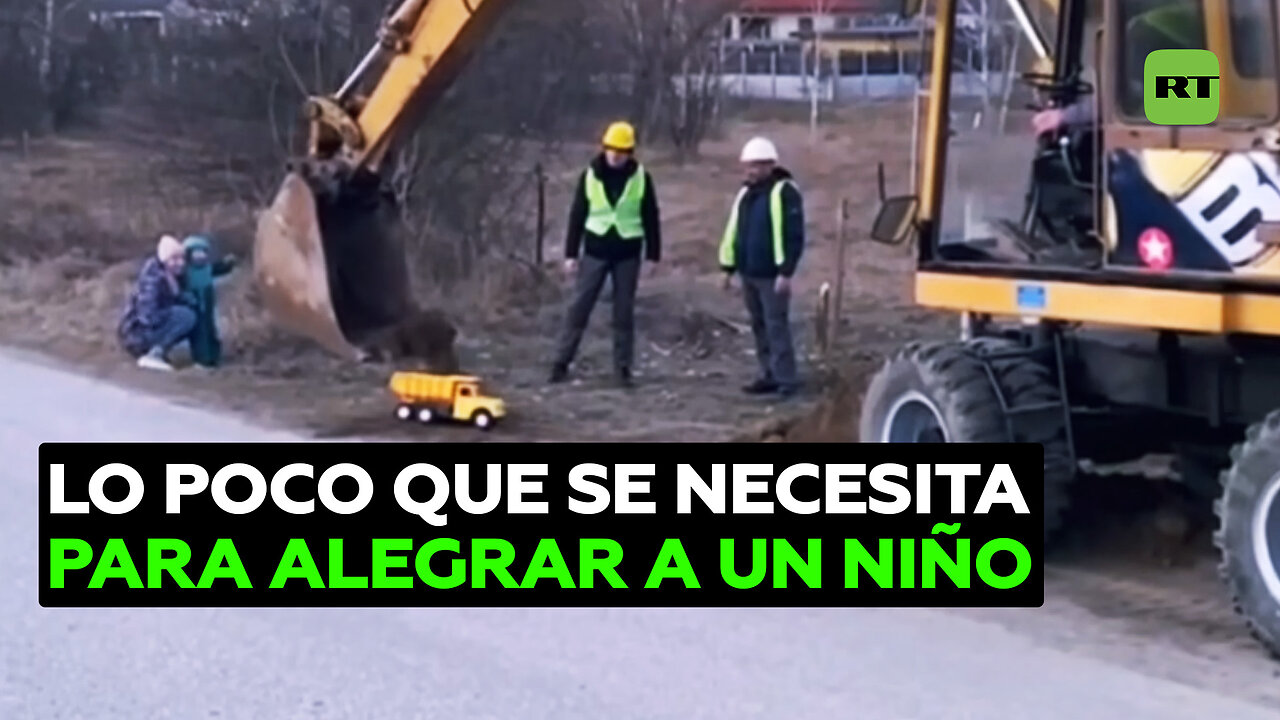 La felicidad de un niño cuando una excavadora vierte tierra en su camión de juguete