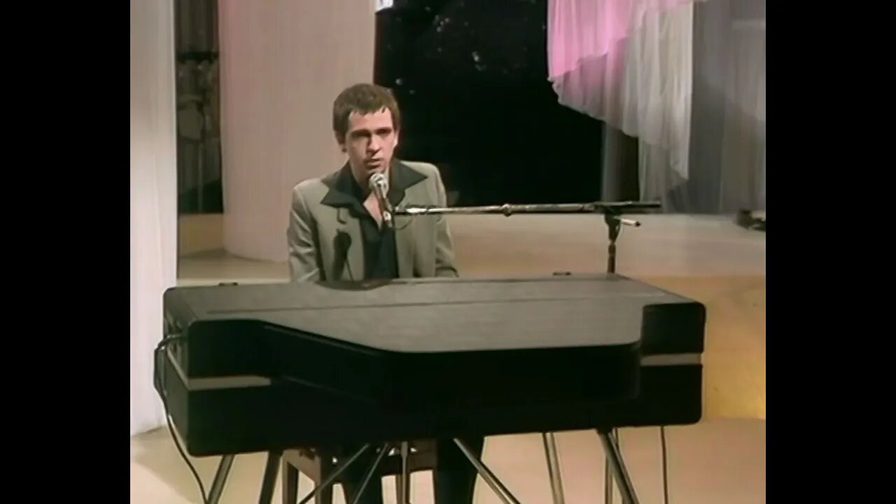 Peter Gabriel - Here Comes The Flood - 1979 - Kate Bush Christmas TV Special - HD