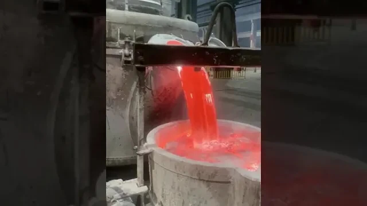 Inside the factory The pouring of liquid aluminium