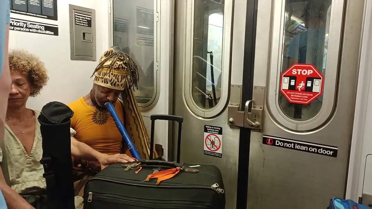 IG:@Bodymechanicnyc Lloyd Leary Playing INSTRUMENT called the didgeridoo #didgeridoo 7/22/2023 #nyc