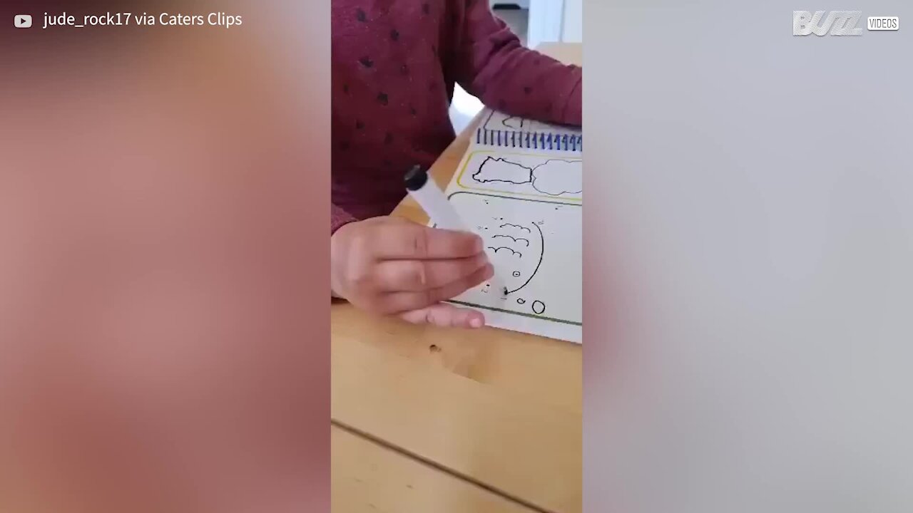 Ce petit garçon se trompe en dessinant!