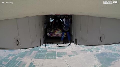 Oletko koskaan nähnyt autolla tehtyä laskuvarjohyppyä?