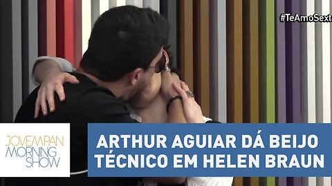 Arthur Aguiar dá beijo técnico em Helen Braun | Morning Show