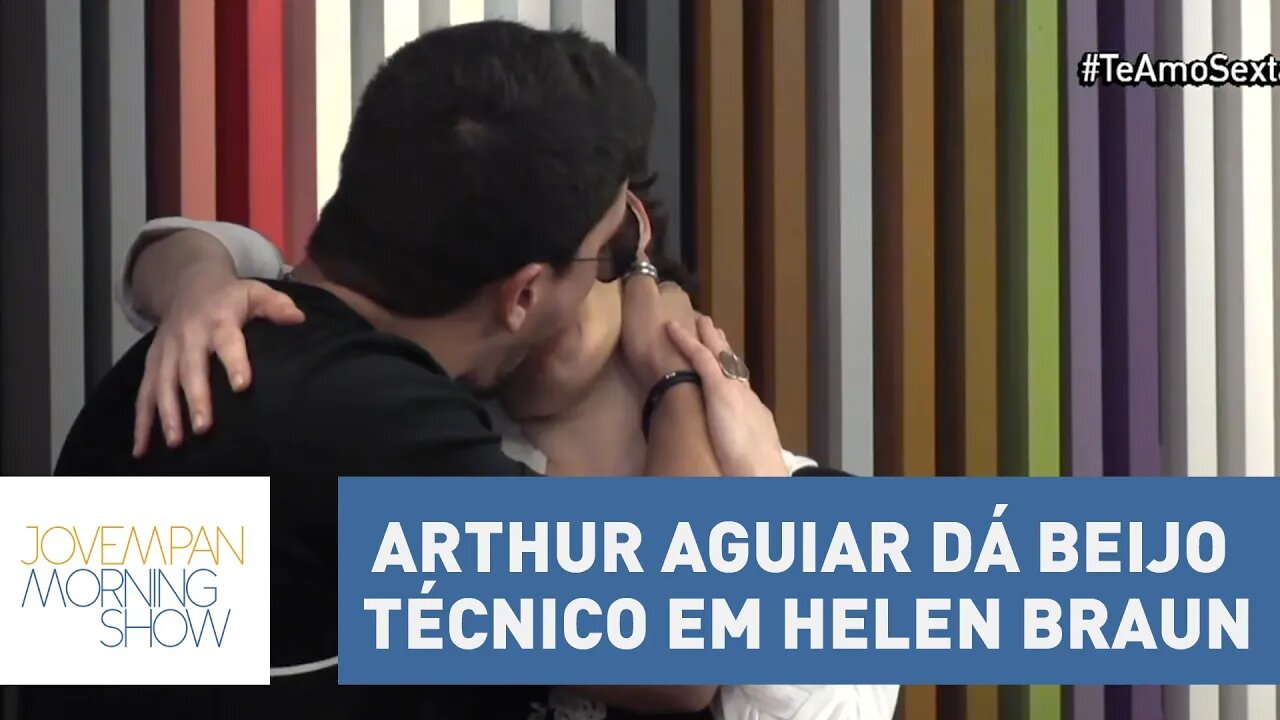 Arthur Aguiar dá beijo técnico em Helen Braun | Morning Show