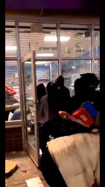 ANARCHY: BLM Rioters LOOT Nike Store in Minneapolis, Break Windows and Doors