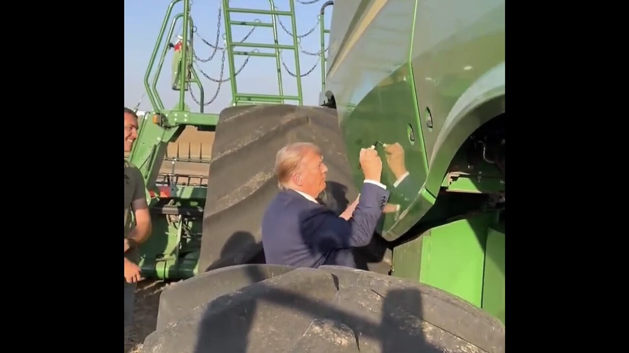 TRUMP❤️🇺🇸🥇SIGNS AUTOGRAPH👩‍🌾🚜✍️ON FARMER TRACTOR IN IOWA💙🇺🇸👨‍🌾🚜✍️⭐️