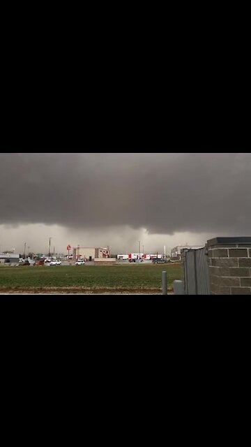 Terrifying tornado warning sounds off in Hastings, Nebraska