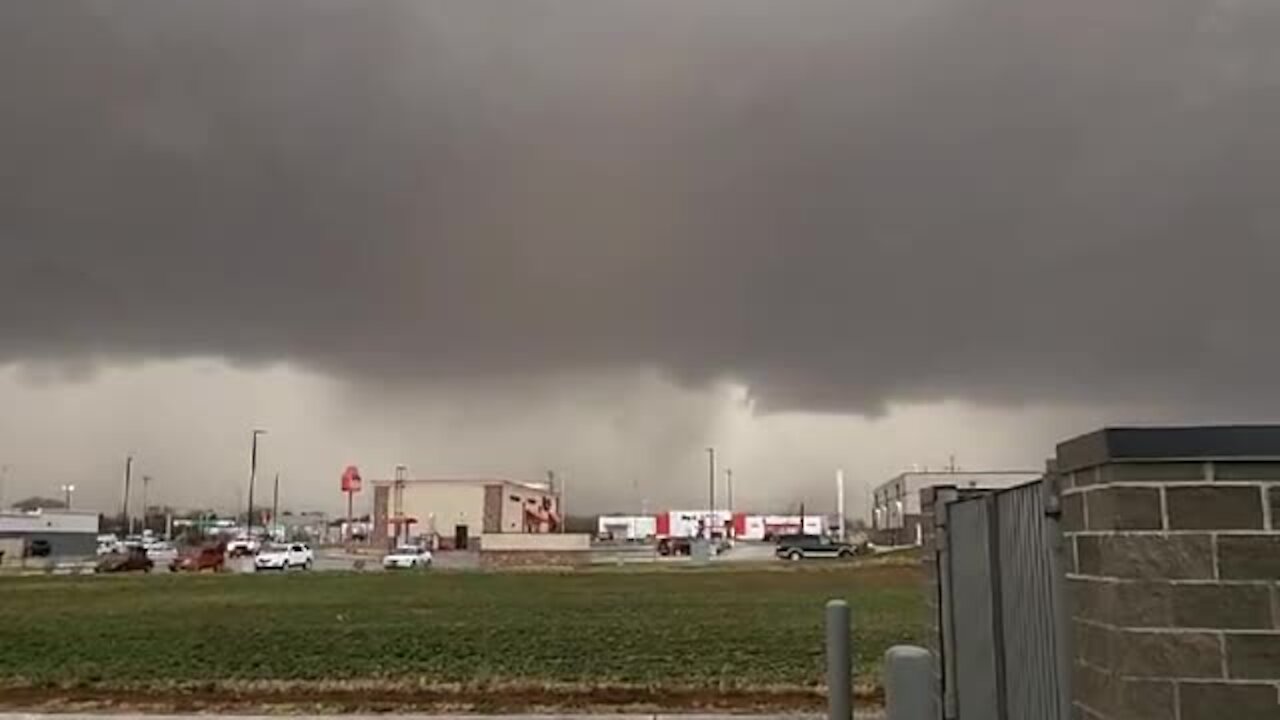 Terrifying tornado warning sounds off in Hastings, Nebraska