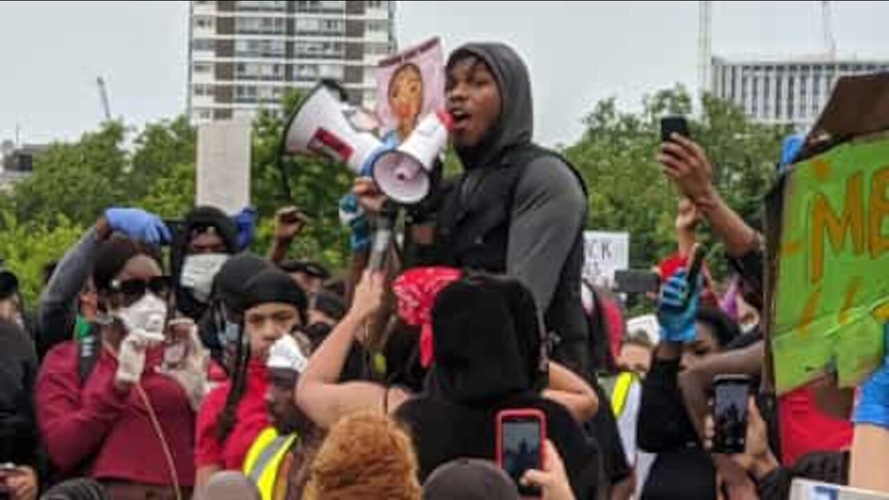 John Boyega filmado nos protestos em Londres