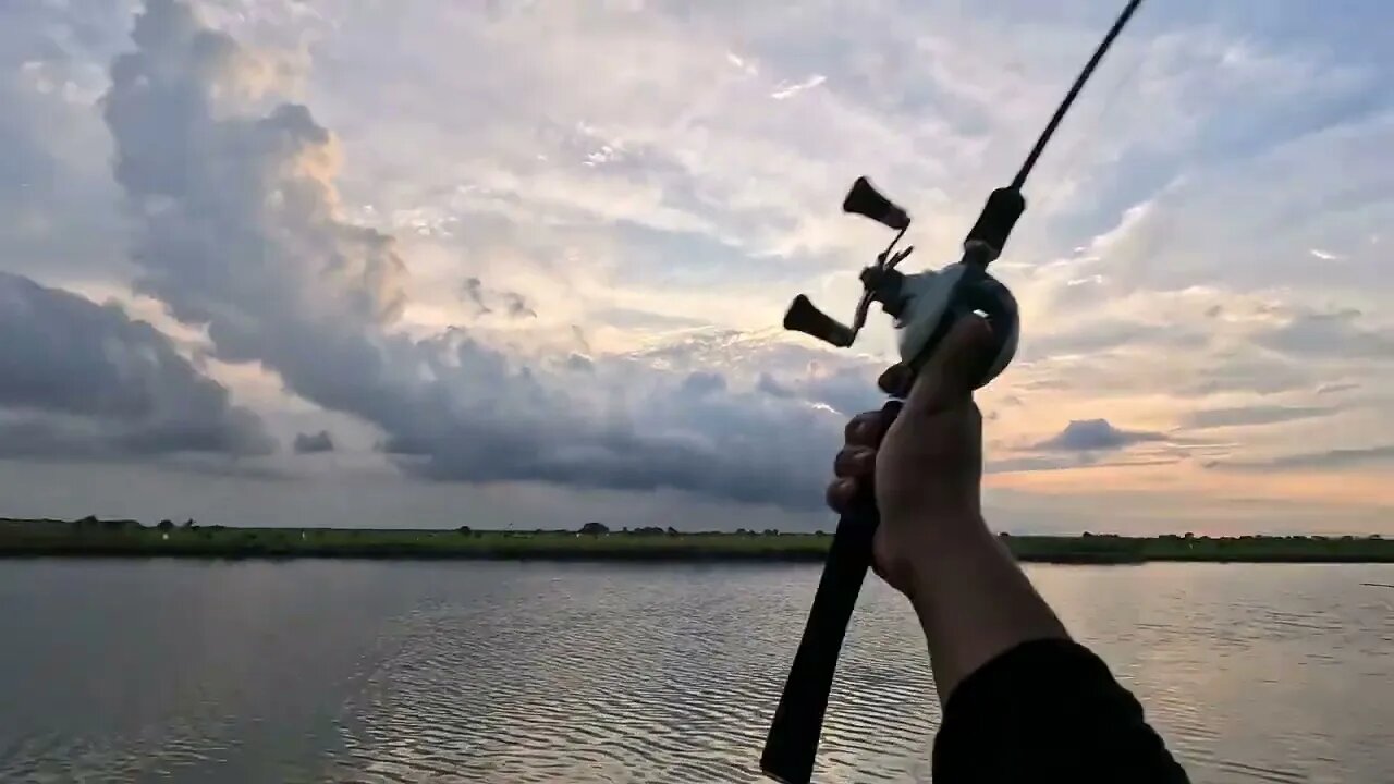 Penasaran Kolan Segede ini Kok Gak ada Ikannya, Mancing Casting Jelang Maghrib