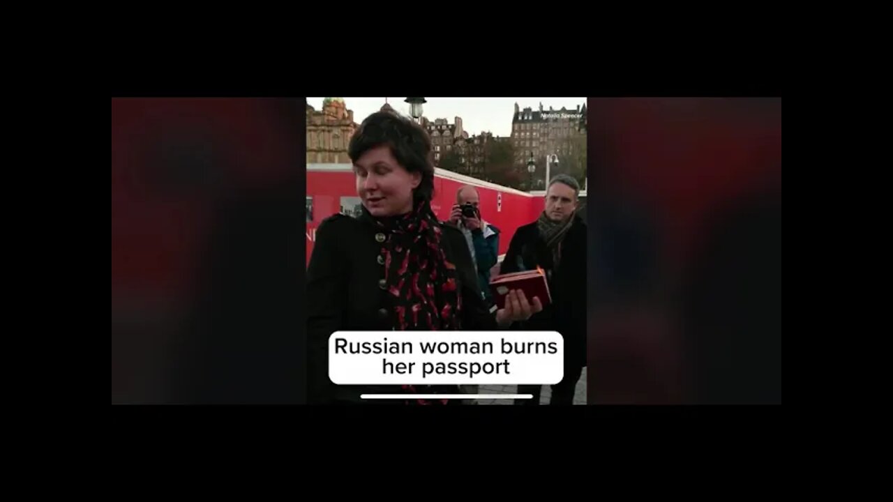 Russian women burns her passport in support for Ukraine!