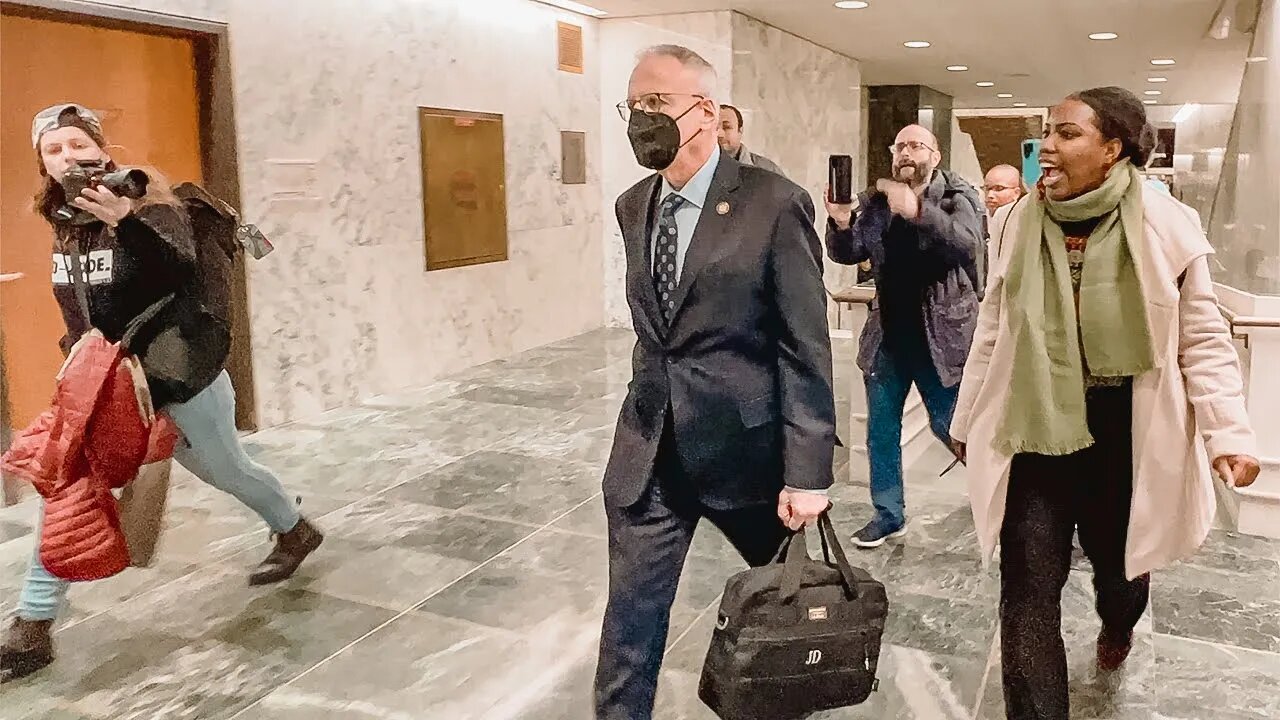 Anti-Mandate Protesters Challenge Assemblyman Jeffrey Dinowitz at New York State Capitol